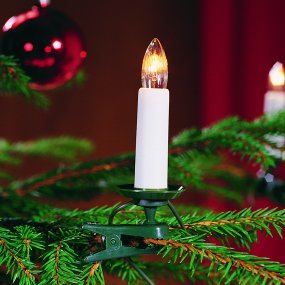 Kerstboomverlichting warmwit 25LED 12m Wit Van Konstsmide - De lampjes hebben vervangbare E10 LED-lampen en zijn bevestigd aan een 12 meter lange groene kabel die mooi opgaat in de takken van de boom.