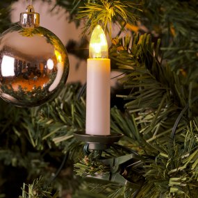 Kerstboomverlichting warmwit 35LED 27m Wit Van Konstsmide - De lampjes zijn voorzien van vervangbare E10 LED-lampen en zijn bevestigd aan een groene, parallel geschakelde lus die mooi opgaat in de takken van de boom.