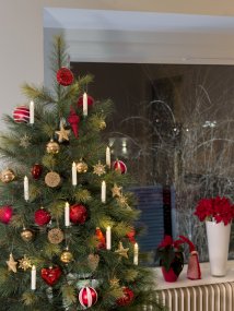 Uitbreidingsset 5LED op batterijen Wit Van Konstsmide - Dankzij de handige clipjes kun je de lampjes gemakkelijk en zonder zichtbare snoeren aan de takken van de kerstboom bevestigen.