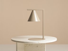 Form 40cm Beige tafellamp Van Artera - Het tijdloze design en de subtiele kleur zorgen ervoor dat de lamp gemakkelijk in verschillende interieurstijlen past en tegelijkertijd een verfijnde en moderne uitstraling aan de kamer toevoegt.