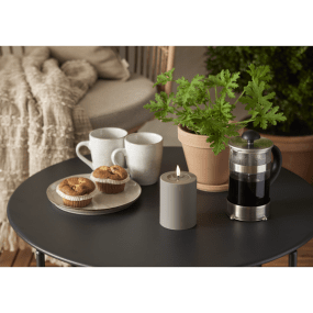 LED Stompkaars Flamme Soft 13cm Bruin Van Star Trading - Deze plastic kaars heeft een fluweelzacht oppervlak en een glanzende inkeping onder de vlam die op vloeibare was lijkt, waardoor de kaars er nog realistischer uitziet.