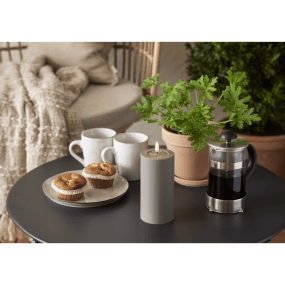 LED Stompkaars Flamme Soft 18cm Bruin Van Star Trading - Deze plastic kaars heeft een fluweelzacht oppervlak en een glanzende inkeping onder de vlam die op vloeibare was lijkt, waardoor de kaars er nog realistischer uitziet.