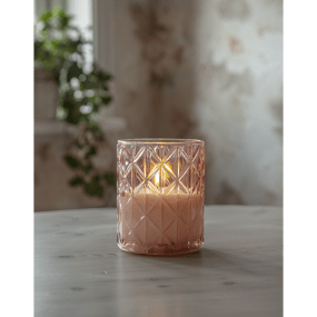 LED Kaars Flamme Romb Roze Van Star Trading - Flamme Romb is een prachtige lantaarn met een warmroze tint op het glas met een ruitvormig patroon.