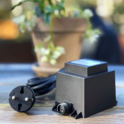 Transformator 60w Zwart Van Lightson - De transformator heeft aan de ene kant een 12 volt snelkoppeling en aan de andere kant een 2 meter lang snoer met een stekker, die u in een normaal stopcontact steekt.