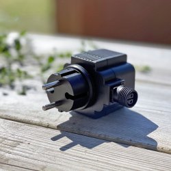 Transformator 21w Zwart Van Lightson - De transformator is een compact model dat u direct in uw 230 volt stopcontact steekt.