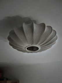 Mamsell Ø45 Grijs plafondlamp Van Aneta Lighting - Dankzij de zacht gebogen vorm en de mooie structuur verspreidt de lamp een warm en uitnodigend licht, wat zorgt voor een gezellige sfeer in uw huis.