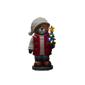 Kleine Teddybeer 38cm Veelkleurig Van Konstsmide - Er staat een felverlichte kerstboom en een lantaarn in, wat voor een gezellige sfeer zorgt.