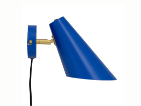Cale 25cm Blauw leeslamp Van Dyberg Larsen - De beweegbare kap kan naar wens worden gedraaid en zorgt voor een gerichte lichtbundel, waardoor de lamp perfect is als nachtlampje of leeslamp bij het raam.