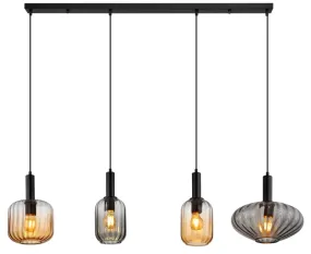 Valletta 127cm Zwart hanglamp Van Globo Lighting - &nbsp;Den mattsvarta metallstommen ger lampan en elegant och sofistikerad karakt&auml;r, medan de fyra h&auml;ngande glaskuporna i olika former och f&auml;rger &ndash; tv&aring; i varm b&auml;rnsten och tv&aring; i r&ouml;kf&auml;rgat glas &ndash; skapar en unik och levande ljusbild.