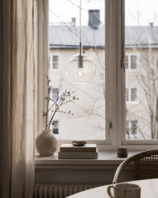Globi Ø15 Chroom/transparant raamlamp Van Nordic Lighting - De Globi raamlamp is een stijlvolle en moderne lamp die de kamer een warme en gezellige sfeer geeft.