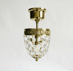 Floria Ø15 Goud kristal Van Norrsken Design - De Floria plafondlamp in goud heeft een elegant en tijdloos design en verrijkt elke kamer met zijn luxueuze uitstraling.