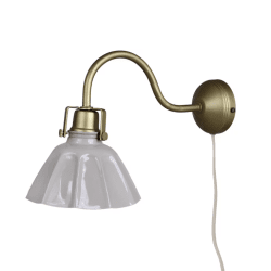 Margareta Ø18 Messing wandlamp Van Strömshaga - Kleine wandlamp met beige plaatstalen kap en messing voet.