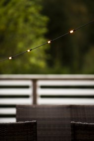 Startset Lichtketting Amber 6m Zwart Van Konstsmide - Startset met 20 langwerpige amberkleurige LED-lampjes die een warm en sfeervol licht verspreiden.