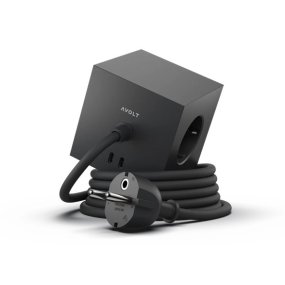Square 1 with 30W Dual USBC & Magnetic base, 3m Zwart Van Avolt - Stekkerdoos van Avolt met een stijlvol design met een lang PVC-snoer, een kubus van gerecycled plastic en een magnetisch plaatje aan de onderkant, zodat u de stekkerdoos gemakkelijk aan de muur kunt hangen.