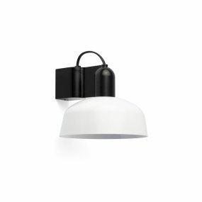 Tatawin Ø18 Wit wandlamp Van Faro Barcelona - Tatawin is een wandlamp met een zwarte structuur en een witte metalen kap die gericht licht geeft.