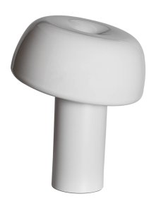 Lean on Me 40cm Beige tafellamp Van By Rydéns - De lamp is gemaakt van metaal, waarbij de lampenvoet een matte afwerking heeft en de kap een glanzende afwerking, wat een mooi contrast cre&euml;ert.