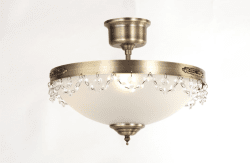 Fanny Ø36 Antiek messing plafondlamp Van Norrsken Design - De met de hand geslepen Klasse 1 K9-kristallen zorgen voor een verfijnde toets die de elegantie van de kamer vergroot.