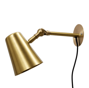 Vala Flex Mat messing Van H. Skjalm P - De Vala Flex wandlamp in mat messing is een stijlvolle en functionele lamp met een verstelbare arm en kap, waardoor u het licht optimaal kunt richten waar u het nodig hebt.