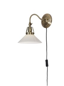 Schoollamp Ø20 Antiek messing wandlamp Van Cottex - De Shoemaker wandlamp in antiek messing heeft een stijlvolle opaalglazen kap die een aangenaam licht verspreidt.