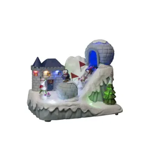 Mechanische Kerstdecoratie Met Skipiste Veelkleurig Van Konstsmide - Met vrolijke figuren, sneeuwballengevechten, slee&euml;n en een iglo verspreidt het een winteravontuur vol beweging, 8 felle LED-lampjes en 8 sfeervolle kerstliedjes.