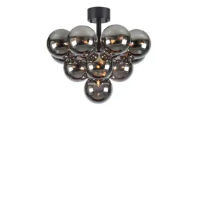 Merlot Ø56 Rookgrijs plafondlamp Van Markslöjd - De prachtige Merlot met zijn 13 rookkleurige glazen bollen in combinatie met zwart metaal maakt de plafondlamp tot een waar kunstwerk.