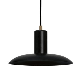 Vega Ø25 Zwart hanglamp Van H. Skjalm P - De lamp verspreidt een breed en zacht licht en creëert zo een warme en uitnodigende sfeer.