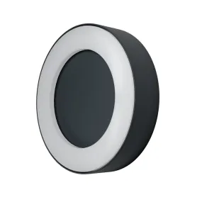 Ring Donkergrijs buitenlamp Van Osram - Tillverkad av aluminium och med IP44-klassning &auml;r den t&aring;lig mot v&auml;der och passar perfekt f&ouml;r fasader, entr&eacute;er och uteplatser.