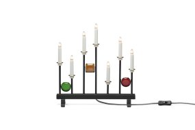 Candelabra 7 Lights Zwart Van Konstsmide - De zeven kaarsen zijn omlijst met decoratieve gekleurde glazen details in groen, rood en amber, waardoor een elegante en feestelijke sfeer ontstaat.
