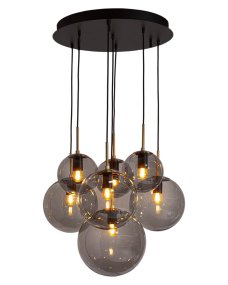 Laura Ø53 Rookgrijs hanglamp Van By Rydéns - Deze lamp is gemaakt van matzwart metaal met stijlvolle messing details en straalt een tijdloze charme uit.
