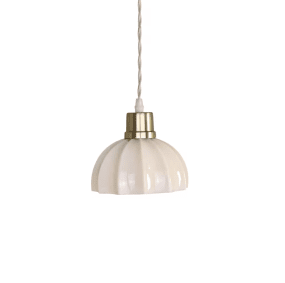 Doris Ø16 Beige hanglamp Van Strömshaga - Omdat de lampen mondgeblazen zijn en gemaakt van gerecycled glas, kunnen er natuurlijke kleurverschillen en kleine vlekjes in het glas voorkomen, zogenaamde &quot;flitsen&quot;.
