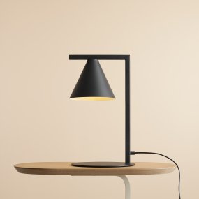 Form 40cm Zwart tafellamp Van Artera - Het tijdloze design en de subtiele kleur zorgen ervoor dat de lamp gemakkelijk in verschillende interieurstijlen past en tegelijkertijd een verfijnde en moderne uitstraling aan de kamer toevoegt.
