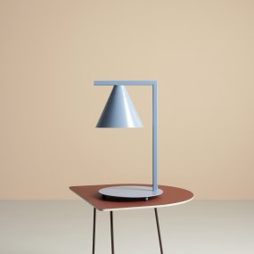 Form 40cm Blauw tafellamp Van Artera - Het tijdloze design en de subtiele kleur zorgen ervoor dat de lamp gemakkelijk in verschillende interieurstijlen past en tegelijkertijd een verfijnde en moderne uitstraling aan de kamer toevoegt.