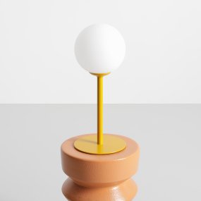 Pinne 35cm Mosterd tafellamp Van Artera - De slanke voet van de lamp in mosterdgeel geeft hem een moderne uitstraling en is perfect als decoratief detail in de woonkamer, slaapkamer of op de veranda.