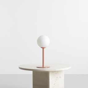 Pinne 35cm Koraal tafellamp Van Artera - De slanke voet van de lamp in een subtiele koraalrode tint geeft hem een moderne uitstraling en is perfect als decoratief detail in zowel de woonkamer, slaapkamer of op het balkon.