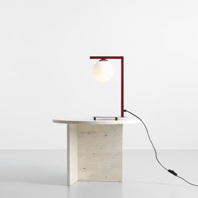 Zac 50cm Bourgondië tafellamp Van Artera - De Zac tafellamp in bordeauxrood metaal en wit glas heeft een modern en minimalistisch design dat elegantie combineert met functionaliteit.