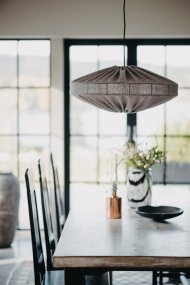 Alba Lampenkap Excl. Ophanging Ø58 Bruin hanglamp Van Alde & Lind - Met de linnen stof in een grijs/bruine kleur geeft de Alba lampenkap een verfijnde en elegante uitstraling.