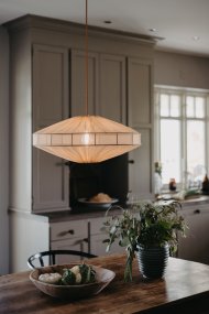 Alba Lampenkap Excl. Ophanging Ø58 Licht oranje Van Alde & Lind - Met de semi-transparante stof in een koraal/lichtoranje kleur heeft de Alba lampenkap een verfijnde en elegante uitstraling.