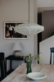 Alba Lampenkap Excl. Ophanging Ø58 Groente hanglamp Van Alde & Lind - Met de semi-transparante stof in saliegroen heeft de lampenkap Alba een verfijnde en elegante uitstraling.