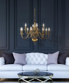 Flemish 12 Ø62 Messing hanglamp Van Searchlight - Met zijn 12 kaarsenhouders in klassieke kandelaarstijl en een decoratieve middenbalk met een gebogen voet, straalt hij een gevoel van verheven elegantie en traditie uit.
