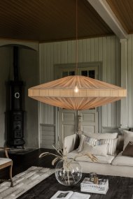 Alba Lampenkap Excl. Ophanging Ø115 Oranje Van Alde & Lind - Met de semi-transparante stof in een koraal/lichtoranje kleur heeft de Alba lampenkap een verfijnde en elegante uitstraling.