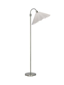 Amy Flex Zilver vloerlamp Van PR Home - De lamp heeft een metalen frame met een zilverkleurige afwerking, een verstelbare bovenarm en een aan/uit-schakelaar op de voet voor eenvoudig gebruik.