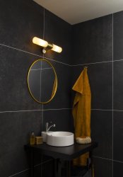 Cosenza 44cm Mat messing badkamerlamp Van Aneta Lighting - Stopcontact aan de onderkant van de lamp is bedoeld voor het aansluiten van een föhn, scheerapparaat en dergelijke.