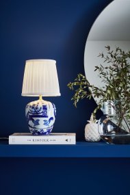 Göteborg 33cm Blauw tafellamp Van Markslöjd - Prachtige tafellamp met een voet van wit en blauw geverfd keramiek, geïnspireerd op het porselein van de Oost-Indiëvaarder.