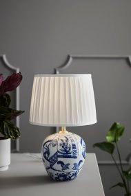 Göteborg 48cm Wit tafellamp Van Markslöjd - Met een hoogte van 48 cm vormt het een decoratief element op een bijzettafel of bureau.