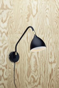 Valencia 45cm Zwart wandlamp Van Markslöjd - Valencia is een stijlvolle wandlamp die perfect is als leeslamp bij de bank of het bed.