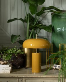 Lex 40cm Geel tafellamp Van Alde & Lind - De brede, ronde kap geeft een aangenaam neerwaarts licht en heeft een witte binnenkant voor een optimale lichtverspreiding.