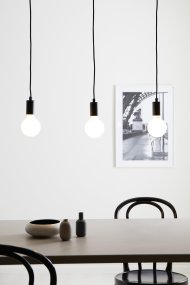 Sky 68cm Zwart hanglamp Van Markslöjd - Deze stijlvolle zwarte metalen hanglamp is een elegante optie voor verlichting boven een eettafel of keuken.