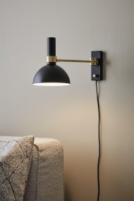 Larry 40cm Zwart wandlamp Van Markslöjd - De Larry wandlamp in het zwart is de perfecte oplossing voor verlichting bij het bed of de bank.