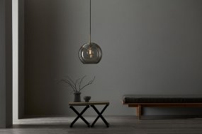 Gloria Ø26 Gerookt/messing hanglamp Van Belid - Dankzij de prachtige lichtstroom is Gloria een echte blikvanger in de kamer, perfect voor boven de eettafel, in de woonkamer of als luxe detail in de hal.