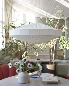 Alba Lampenkap Excl. Ophanging Ø78 Wit hanglamp Van Alde & Lind - Alba is een zachte en decoratieve lampenkap met een metalen frame en een witte, elastische jersey stof.